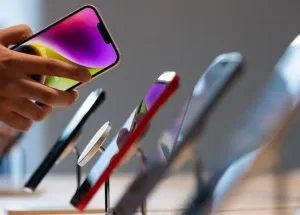 آیفون‌هایی که از iOS 17 استفاده می‌کنند تا در صورت قفل بودن به عنوان نمایشگر هوشمند قابل استفاده باشند