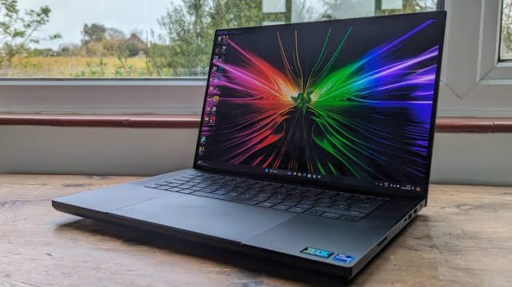 RazerBlade16 نمای جلو و طراحی آلومینیومی RazerBlade16 لپتاپ گیمینگ با نمایشگر 16 اینچ و نورپردازی Chroma