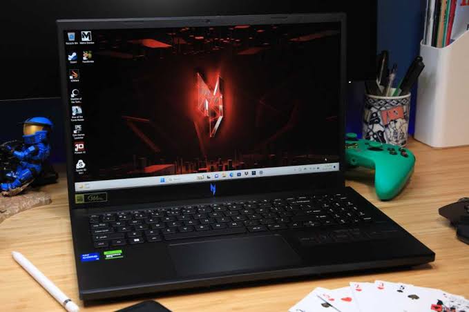 لپ تاپ Acer Nitro V 15 جدیدترین عضو خانواده نیترو لپ تاپ Acer Nitro V 15 با طراحی تهاجمی و خنککننده قدرتمند - نمای جلو و کیبورد RGB